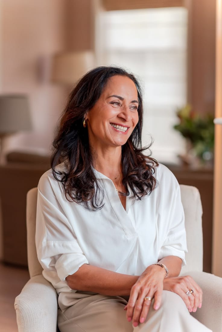 Terapeuta sonriendo en su consulta